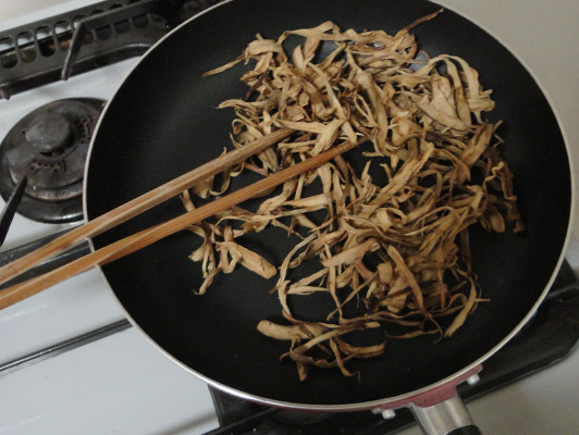 parched dry burdock in fry pan