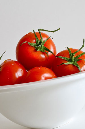 bowl of red tomatoes