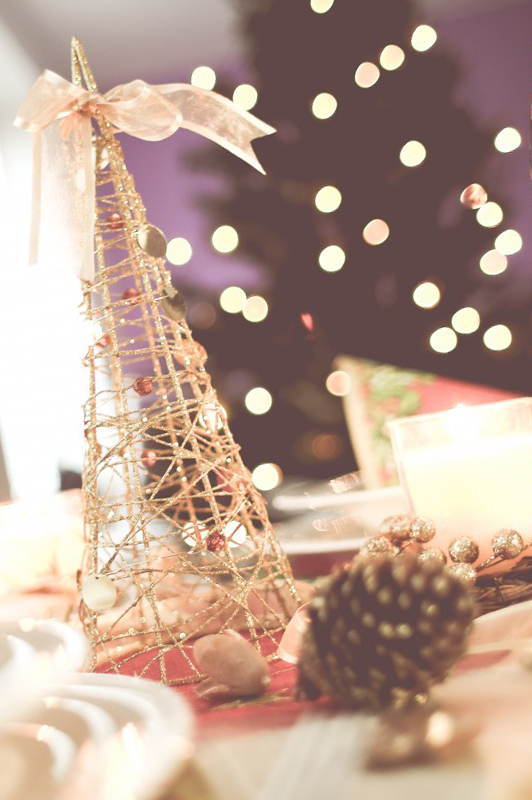 golden tree-shaped ornament on a dining table