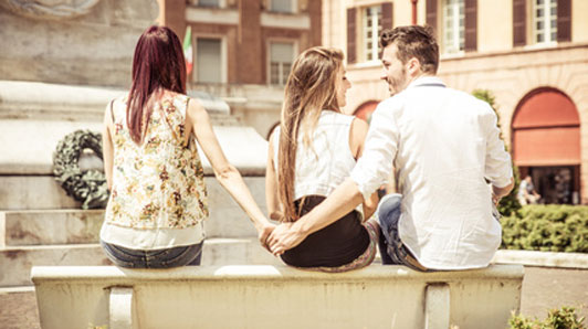 man hand in hand met een andere vrouw achter de rug