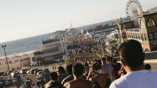 A rowd of people heading to a beach