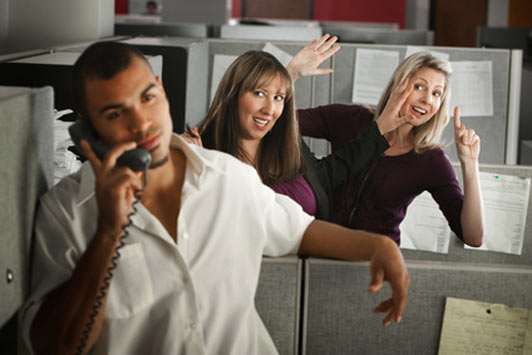 Zwei Frauen flirten bei der Arbeit mit einem Mann am Telefon