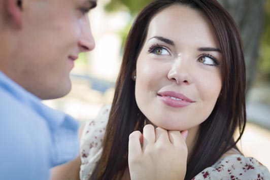 girl looking at guy with flirtatious eyes