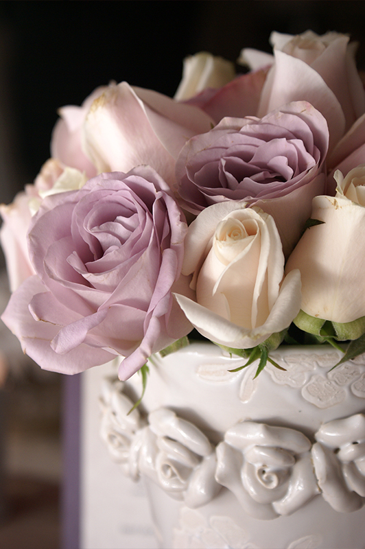 Pastel roses in a vase.