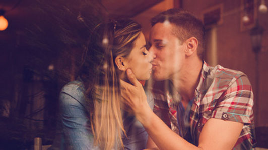 couple kissing on a date