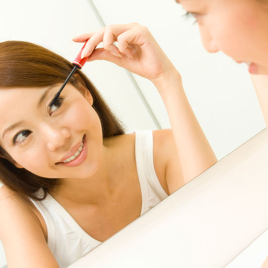 girl doing eyelashes