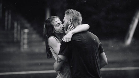 couple kissing in the rain