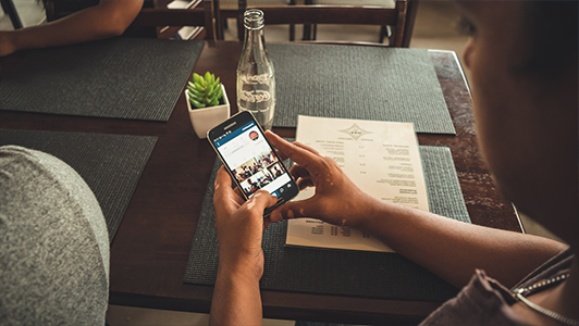 guy holding phone at restaurant