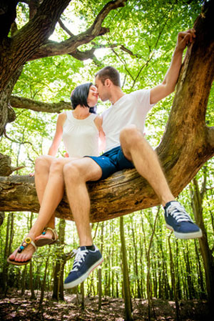 couple kissing in tree