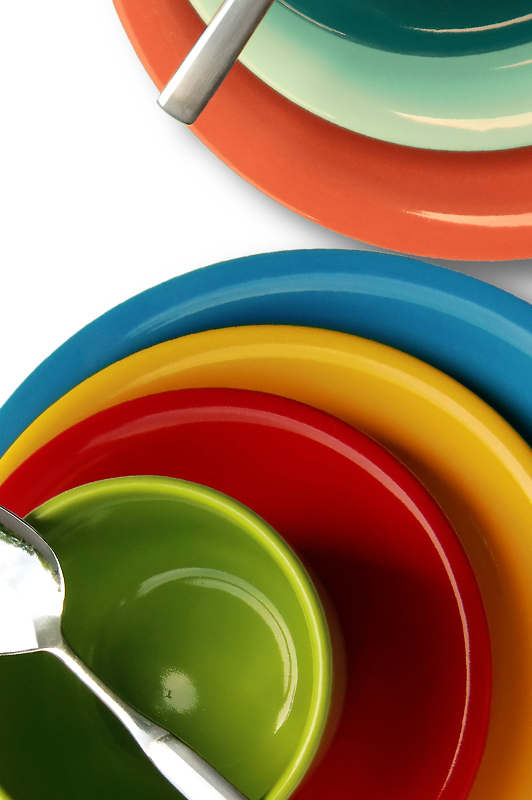 Plates of different color.